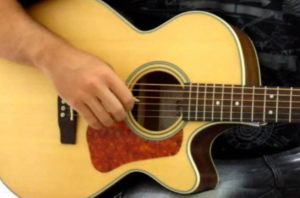 Cara Memetik Gitar Akustik Yang Baik Untuk Pemula